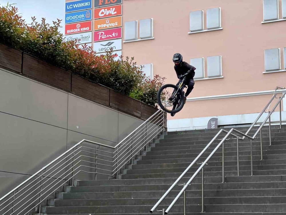 Trabzonlu Genç Yetenek Merdivenlerden Bisikleti İle Adeta Uçarak İniyor