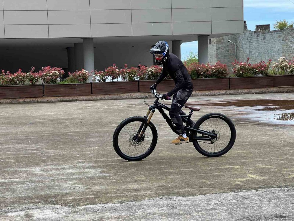 Trabzonlu Genç Yetenek Merdivenlerden Bisikleti İle Adeta Uçarak İniyor