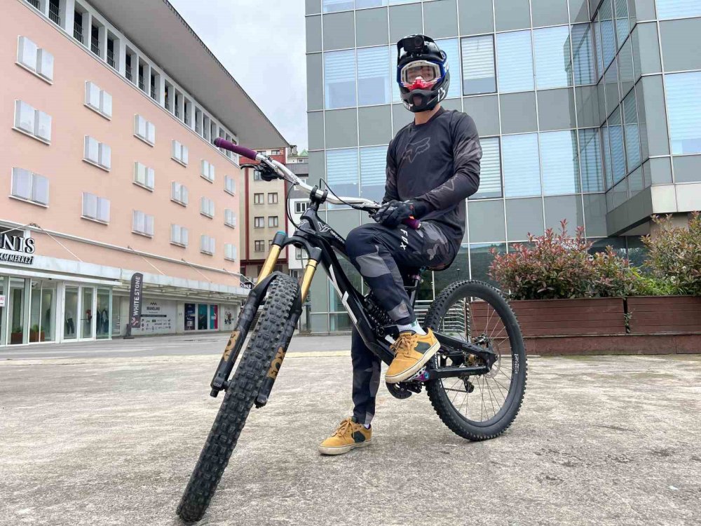 Trabzonlu Genç Yetenek Merdivenlerden Bisikleti İle Adeta Uçarak İniyor