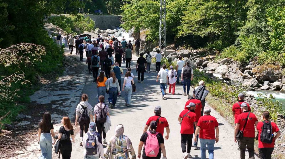 Mençuna Şelalesi’ne Doğa Yürüyüşü Düzenlendi