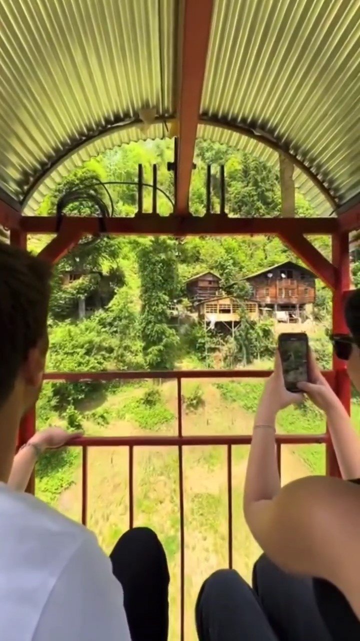 Rize'de Sadece Teleferikle Ulaşılan "Kendini Koruyan Mahalle" Sosyal Medyada İlgi Gördü