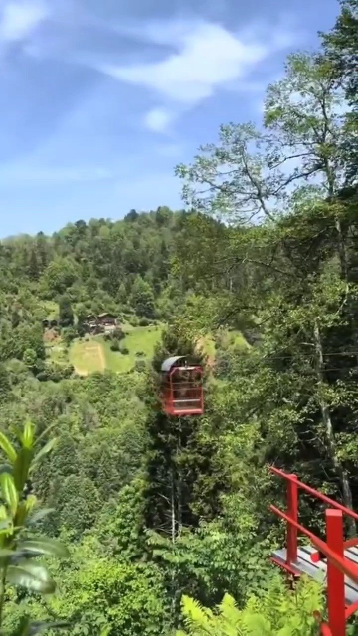 Rize'de Sadece Teleferikle Ulaşılan "Kendini Koruyan Mahalle" Sosyal Medyada İlgi Gördü