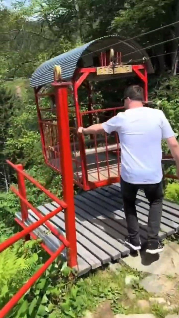 Rize'de Sadece Teleferikle Ulaşılan "Kendini Koruyan Mahalle" Sosyal Medyada İlgi Gördü