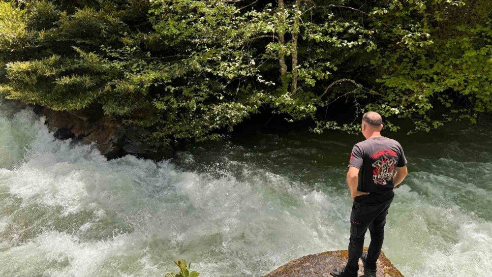 Trabzon’da Su İçmek İsterken Dereye Düşen Çocuk İçin Arama Çalışması Başlatıldı