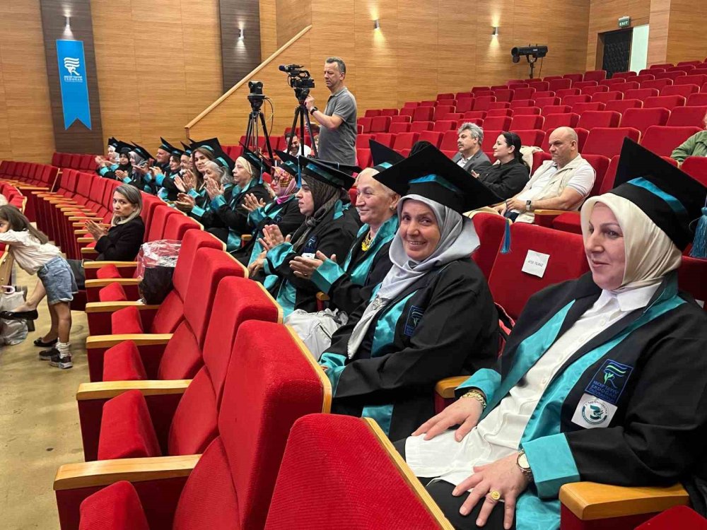 Rize’de 3. Yaş Üniversitesi Mezuniyet Coşkusu