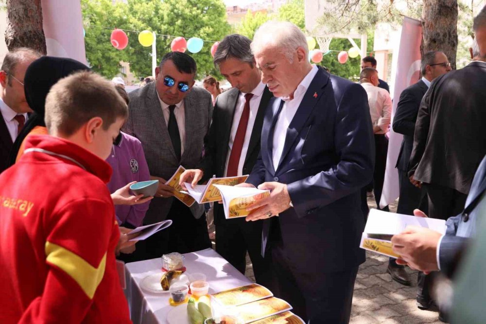Bayburt’ta Öğrencilerin Projeleri Bilim Fuarı’nda Sergilendi