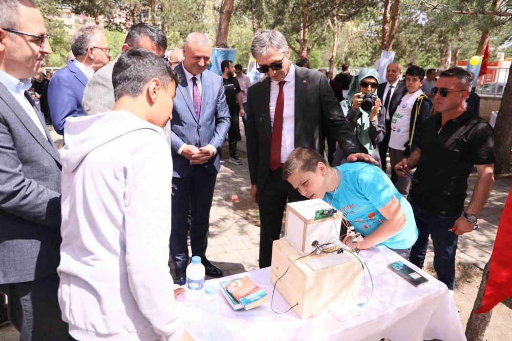 Bayburt’ta Öğrencilerin Projeleri Bilim Fuarı’nda Sergilendi