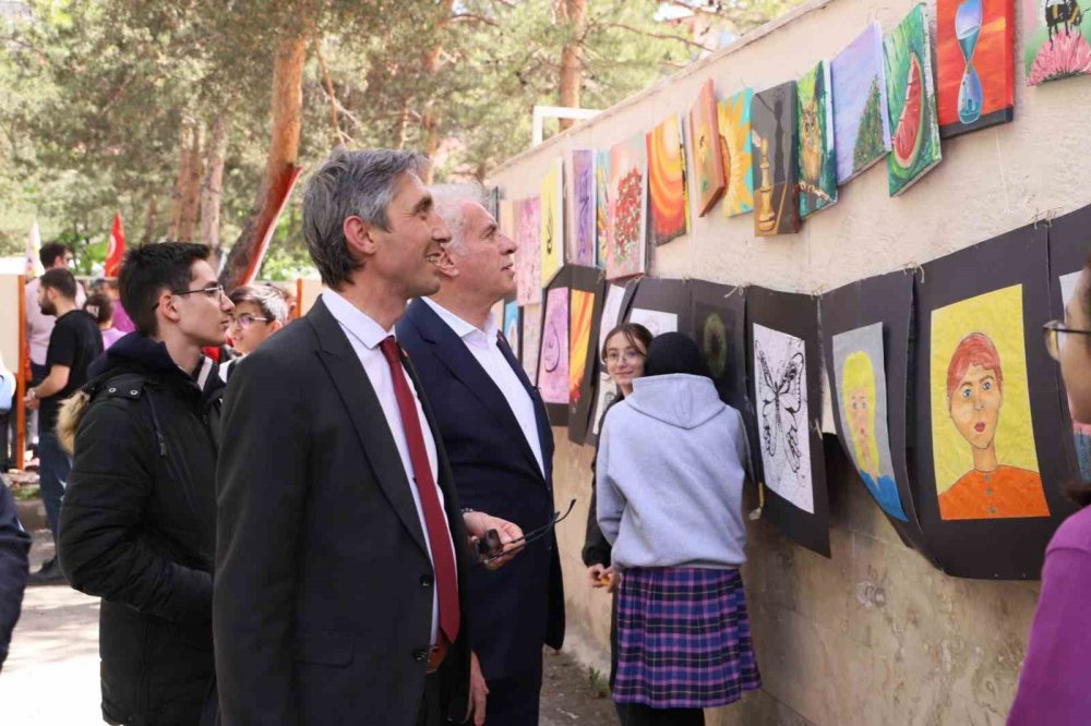 Bayburt’ta Öğrencilerin Projeleri Bilim Fuarı’nda Sergilendi