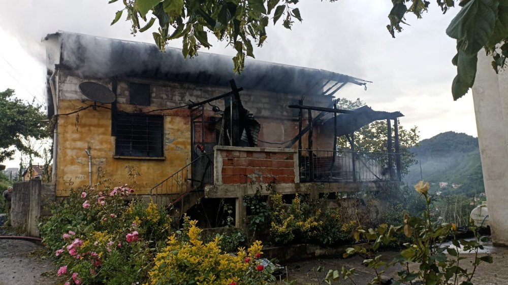 Trabzon’da Ev Yangını: Yaşlı Kadın Son Anda Kurtarıldı