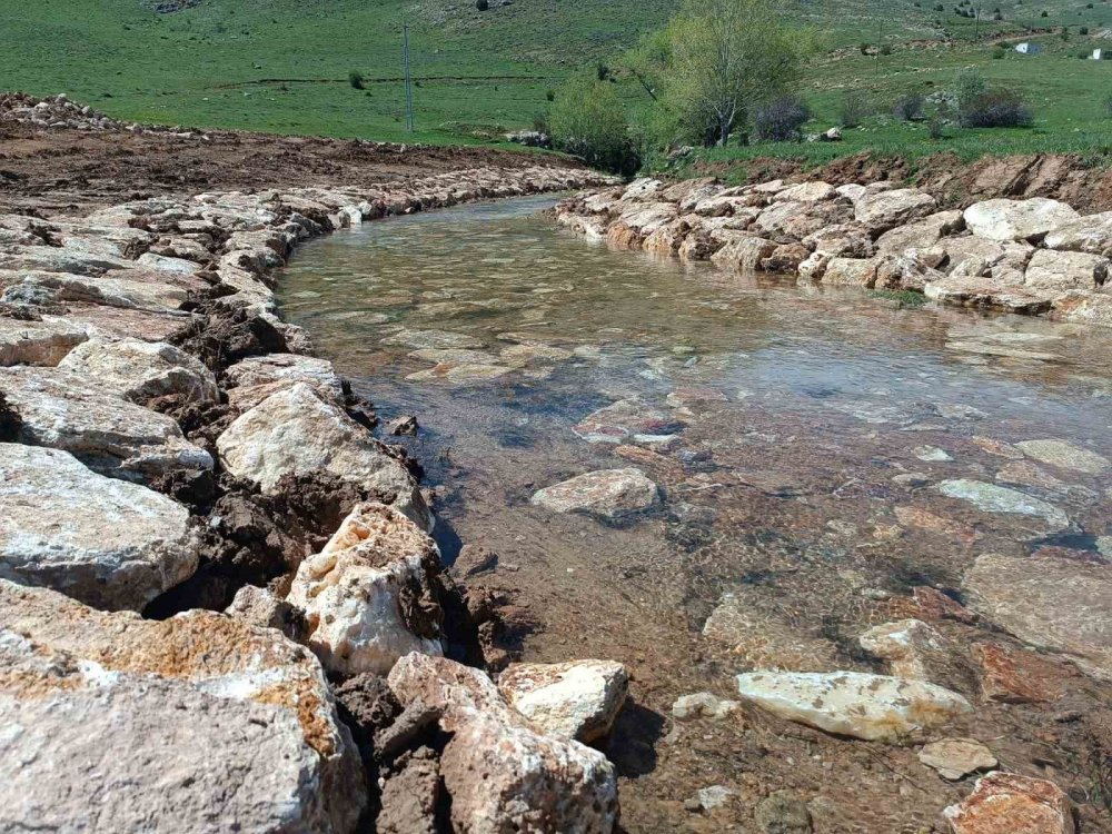 Yaylapınar’da Taş Tahkimat Ve Dere Yatağı Tanzim Çalışmaları Sürüyor