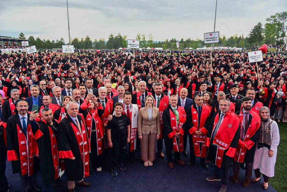 Kastamonu Üniversitesi’nde 4 Bini Aşkın Öğrencinin Mezuniyet Coşkusu
