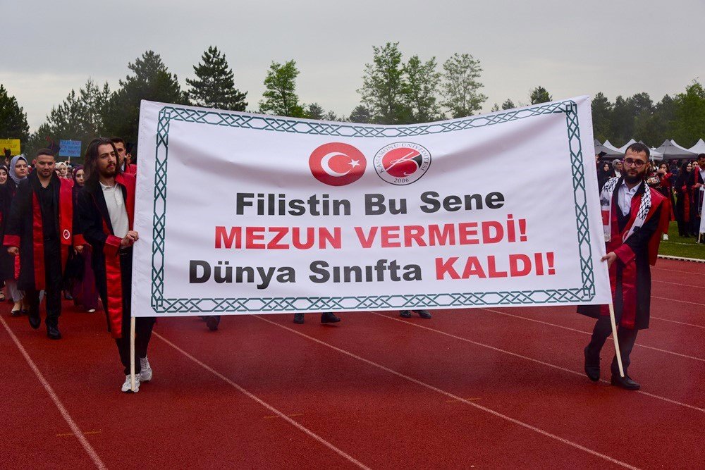Kastamonu Üniversitesi’nde 4 Bini Aşkın Öğrencinin Mezuniyet Coşkusu