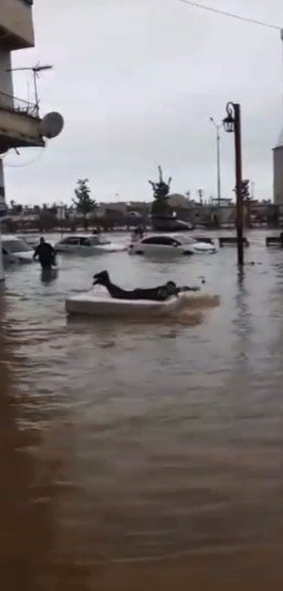 Trabzon’da Göle Dönen Yolda Yatak Sefası