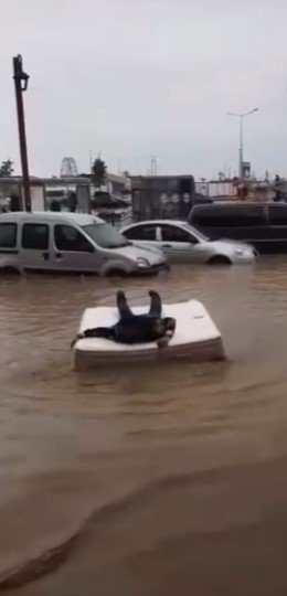 Trabzon’da Göle Dönen Yolda Yatak Sefası