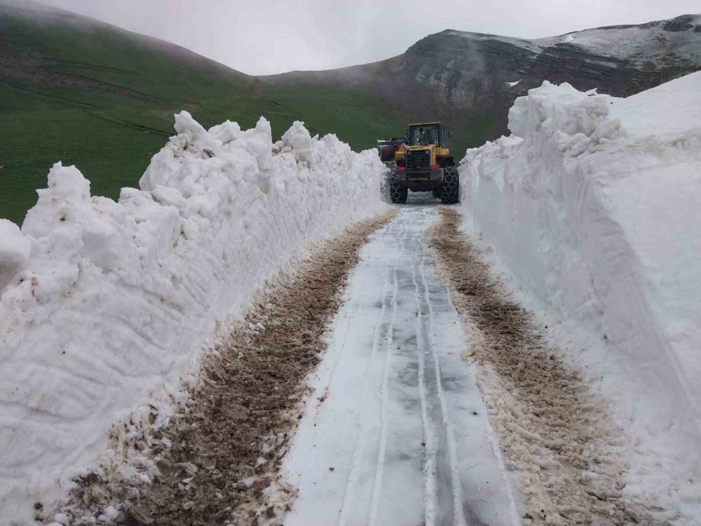 Trabzon’da Bir Yandan Yayla Yollarında Karla Mücadele Çalışması Yapılıyor Bir Yandan Yayla Yolları Betonlanıyor