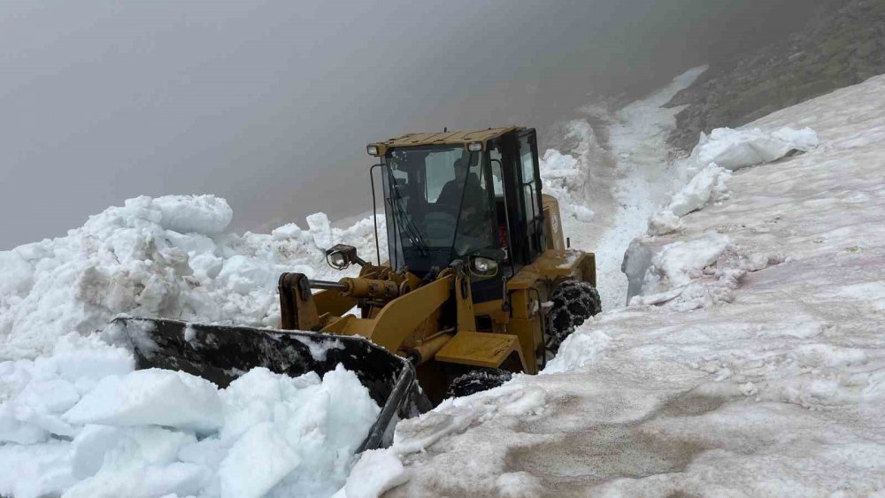 Rize'nin Yüksek Kesimlerinde Yaz Ortasında Kar Temizliği Sürüyor