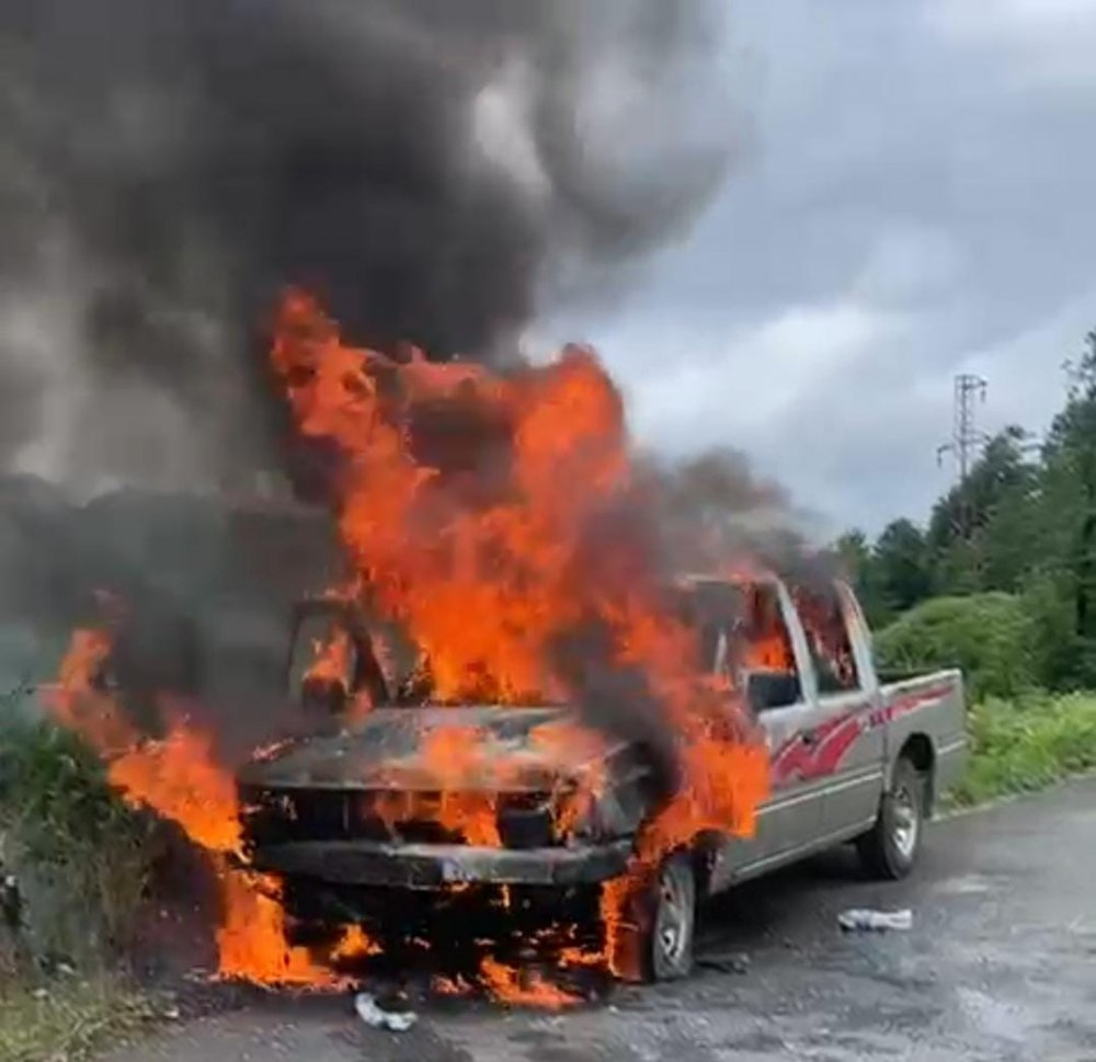 Rize’de Seyir Halindeyken Alev Alan Kamyonet Kullanılamaz Hâle Geldi