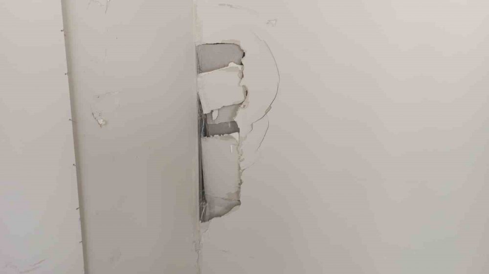 Artvin Yusufeli'nde Kaya Parçaları Evlerin Üzerine Düştü: Vatandaşlar Korku İçinde