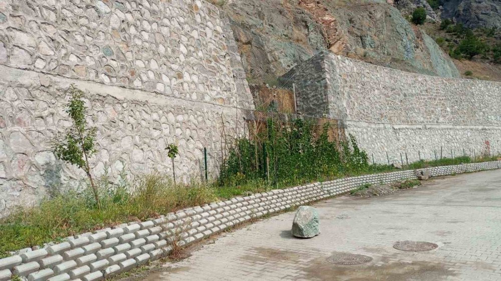 Artvin Yusufeli'nde Kaya Parçaları Evlerin Üzerine Düştü: Vatandaşlar Korku İçinde