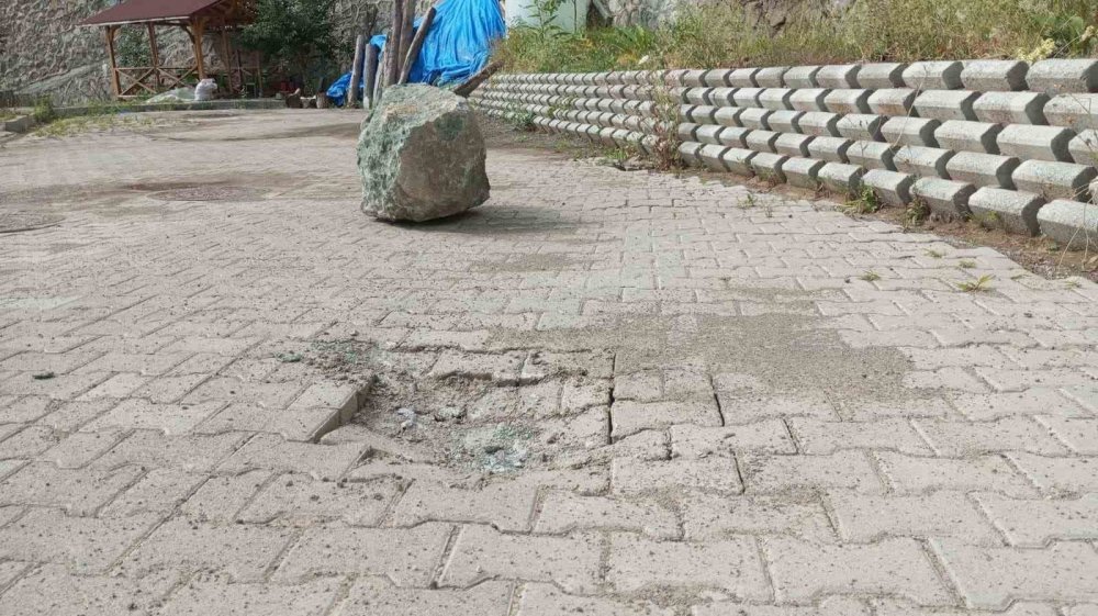 Artvin Yusufeli'nde Kaya Parçaları Evlerin Üzerine Düştü: Vatandaşlar Korku İçinde