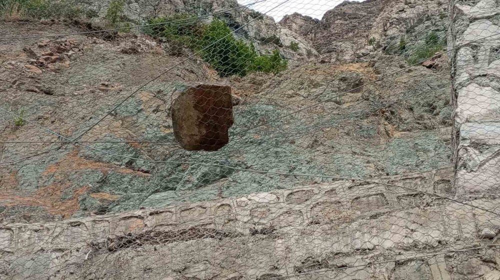 Artvin Yusufeli'nde Kaya Parçaları Evlerin Üzerine Düştü: Vatandaşlar Korku İçinde