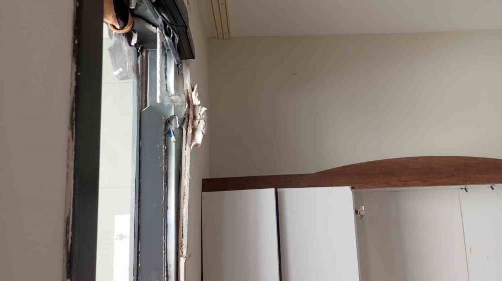 Artvin Yusufeli'nde Kaya Parçaları Evlerin Üzerine Düştü: Vatandaşlar Korku İçinde