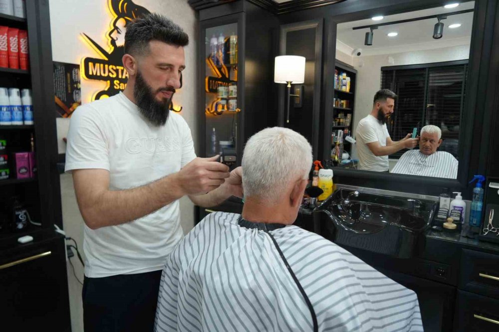 Müşterisini Denizin Altında Tıraş Etti