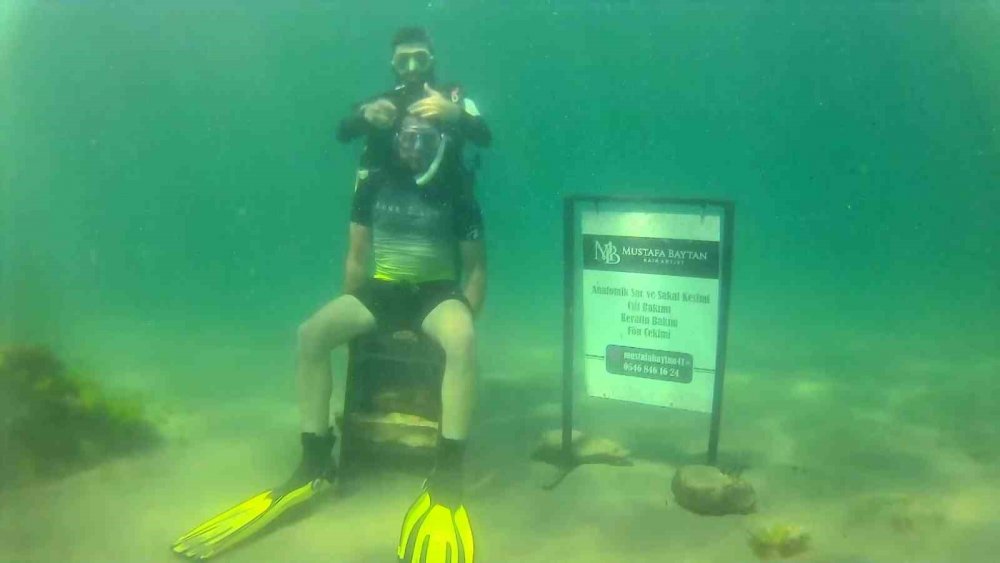 Müşterisini Denizin Altında Tıraş Etti