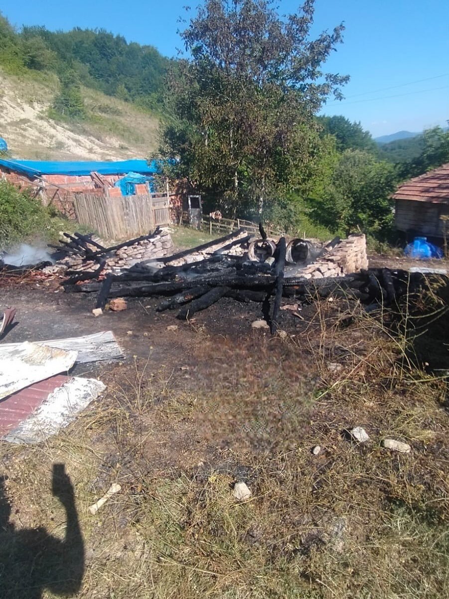 Sinop’ta Çıkan Yangında İki Ahşap Ambar Küle Döndü
