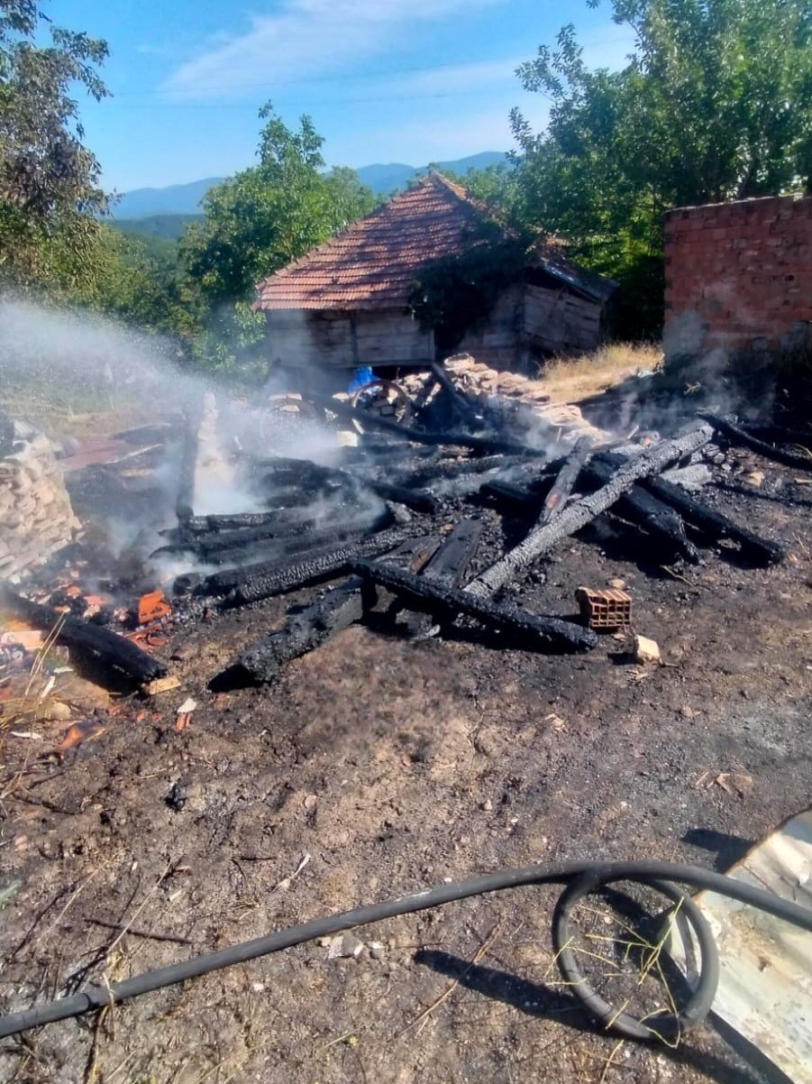 Sinop’ta Çıkan Yangında İki Ahşap Ambar Küle Döndü