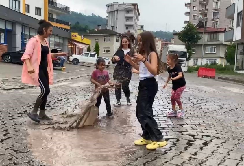 Karadeniz’de Yağmur Bu Kez Eğlenceye Dönüştü