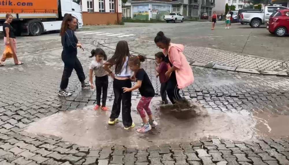 Karadeniz’de Yağmur Bu Kez Eğlenceye Dönüştü