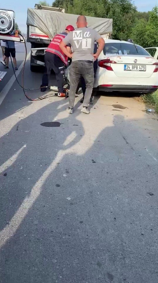 Otomobil, Emniyet Şeridindeki Tıra Ok Gibi Saplandı: 1 Ölü, 1 Yaralı