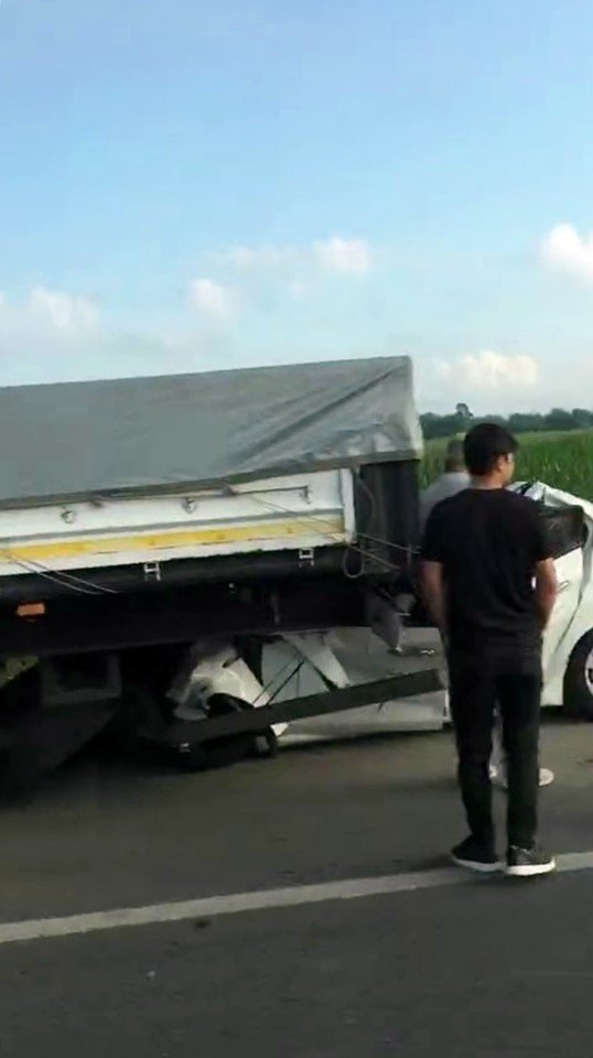 Otomobil, Emniyet Şeridindeki Tıra Ok Gibi Saplandı: 1 Ölü, 1 Yaralı