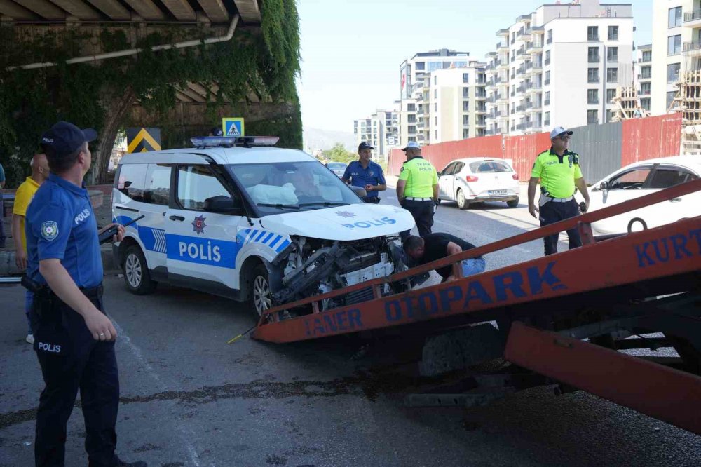 Trafik Kazası İhbarına Giden Polis Aracı İle Otomobil Çarpıştı: 4 Yaralı