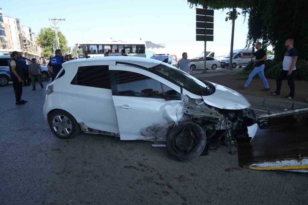 Trafik Kazası İhbarına Giden Polis Aracı İle Otomobil Çarpıştı: 4 Yaralı