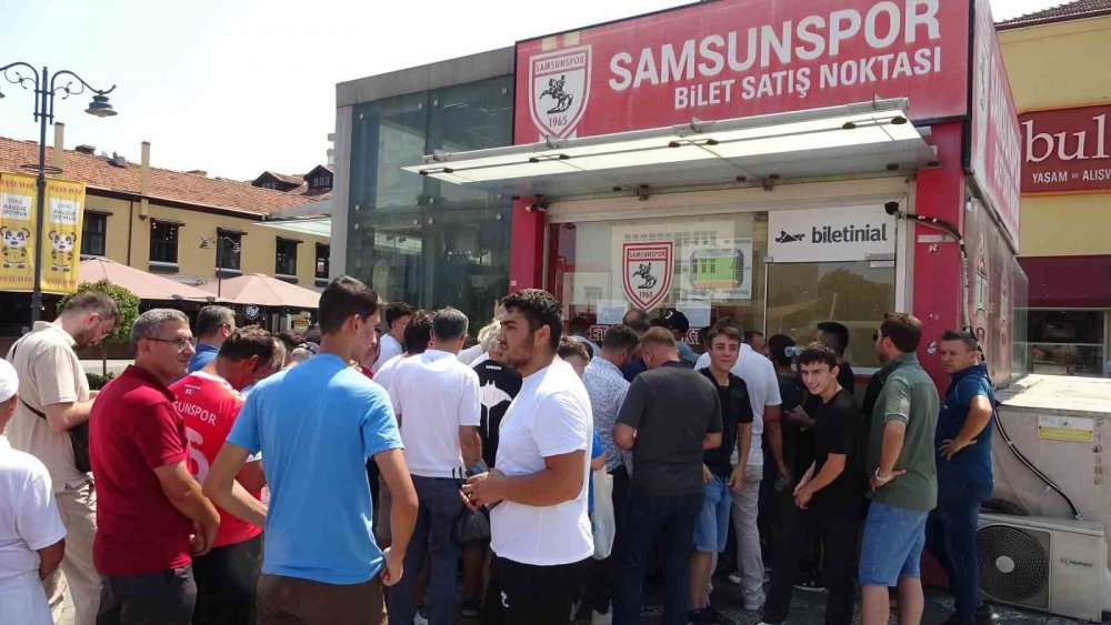 Samsunspor Taraftarlarının Kombine Alımı, Yeşilçam Film Sahnelerini Hatırlattı