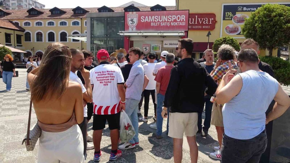 Samsunspor Taraftarlarının Kombine Alımı, Yeşilçam Film Sahnelerini Hatırlattı