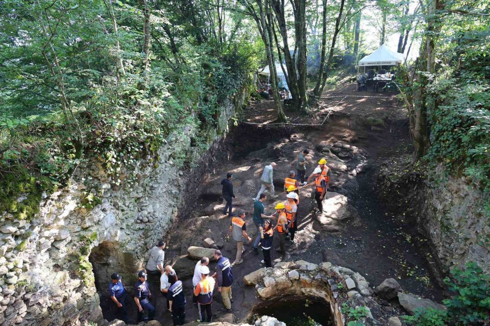 Artvin Valisi Ergün, Ciha Kalesi’ndeki Kazı Çalışmalarını İnceledi