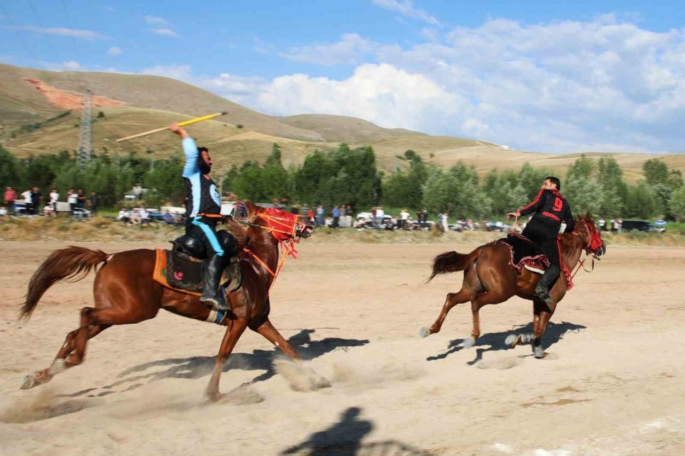 Bayburt’ta ’dede Korkut Cirit Müsabakası’ Düzenlendi
