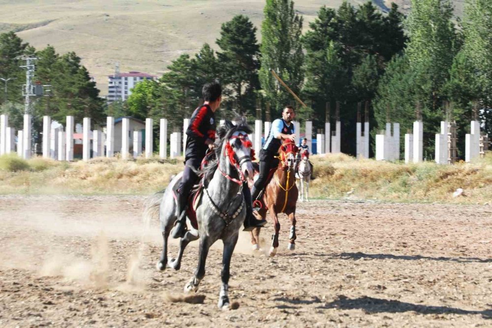 Bayburt’ta ’dede Korkut Cirit Müsabakası’ Düzenlendi