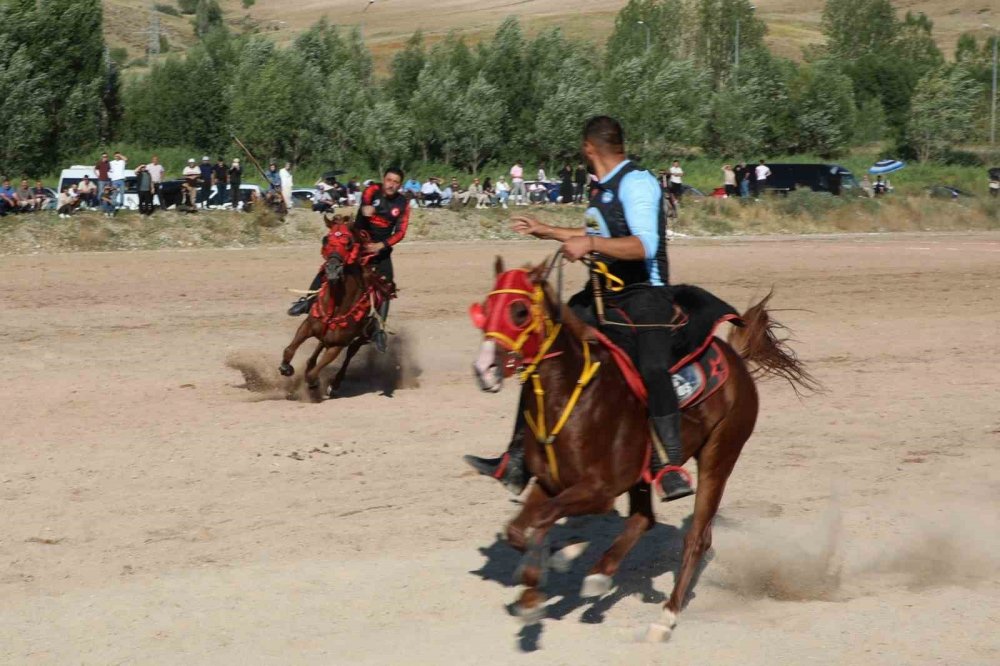 Bayburt’ta ’dede Korkut Cirit Müsabakası’ Düzenlendi