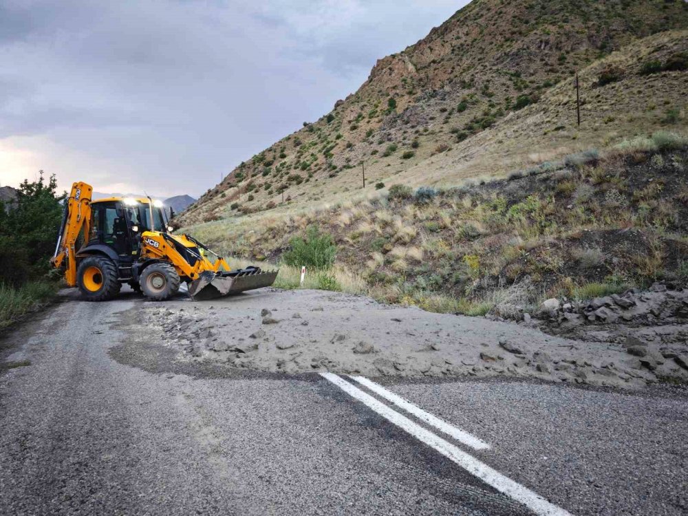 Erzurum’da Sel Yolu Kapattı