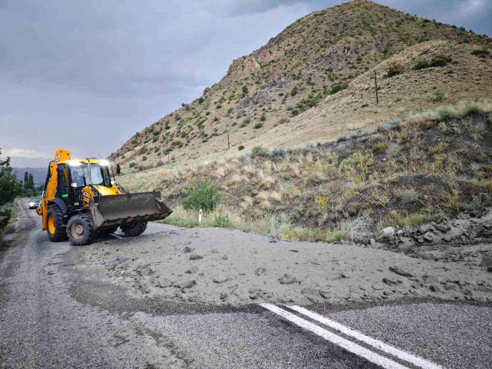 Erzurum’da Sel Yolu Kapattı