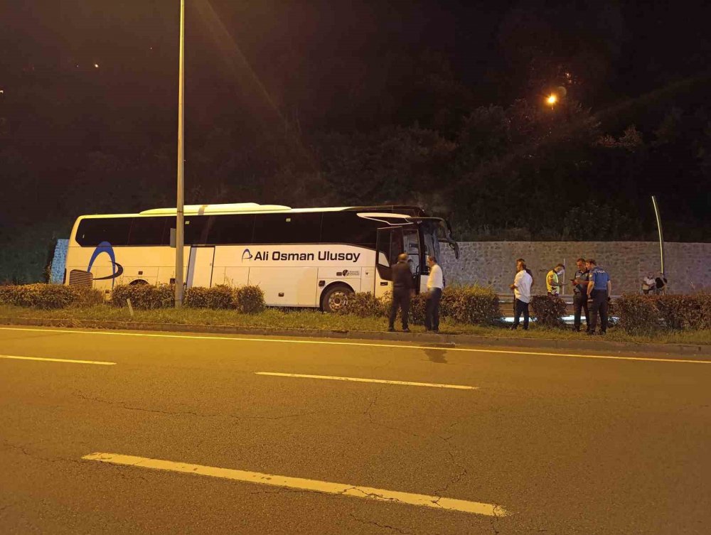 Rize’de Yolcu Otobüsü Refüje Çıkıp Aydınlatma Direğine Çarptı
