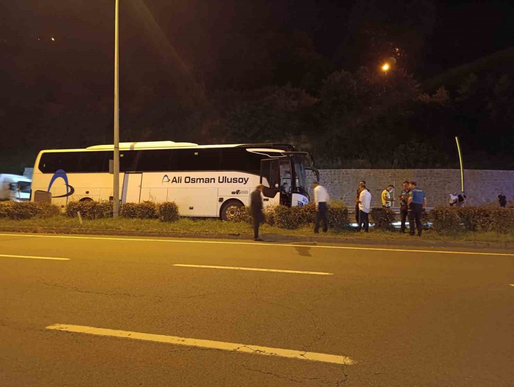 Rize’de Yolcu Otobüsü Refüje Çıkıp Aydınlatma Direğine Çarptı