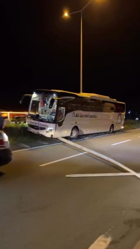 Rize’de Yolcu Otobüsü Refüje Çıkıp Aydınlatma Direğine Çarptı