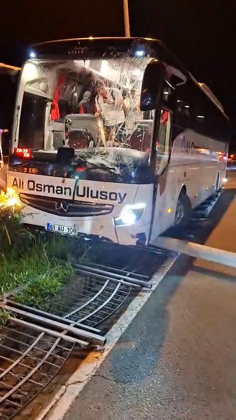 Rize’de Yolcu Otobüsü Refüje Çıkıp Aydınlatma Direğine Çarptı