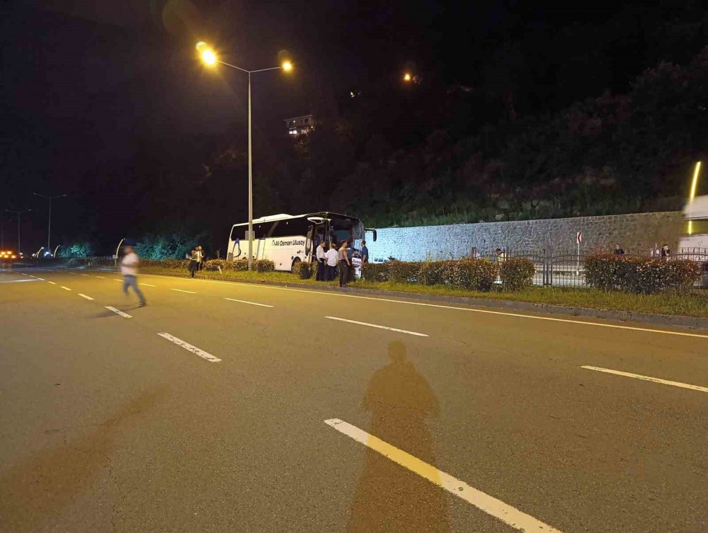 Rize’de Yolcu Otobüsü Refüje Çıkıp Aydınlatma Direğine Çarptı