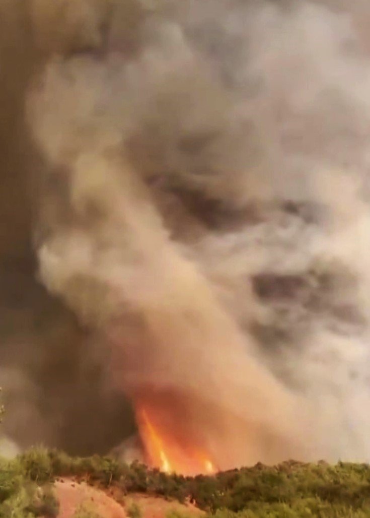 Orman Yangınının En Çarpıcı Görüntüsü: Alevler Adeta Hortum Oluşturdu